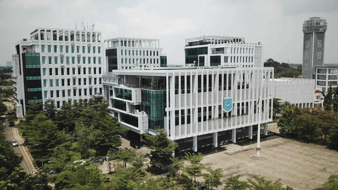 Gedung perkantoran di kota tujuan penempatan pekerja migran